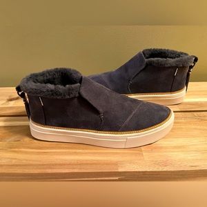 NWOT Tom’s gray suede water-resistant slip-on, faux fur lining, Size 7